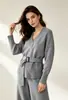 ZA comércio exterior transfronteiriço item quente de vestuário feminino 2026 outono novo moda europeia e americana cor sólida casual com cinto conjunto de tricô para mulheres