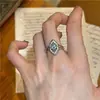Anillo de diamantes brillante de alta gama estilo vintage, lujo ligero, retro exquisito, diseño de nicho único, creativo, moderno, anillo versátil