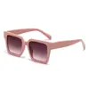 Nueva versión de las gafas de sol cuadradas retro de pierna ancha favoritas de los influencers con protección UV, a la moda y tendencia para fotografía callejera