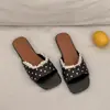 Sandalias planas estilo francés para mujer, para uso exterior en verano, nuevo modelo 2026, adecuadas para combinar con faldas, sensación de alta gama, sandalias tipo chancla para la playa