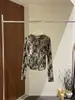 [Kaipu] Camiseta Versátil de Manga Larga Ajustada con Cuello Redondo, Estampado de Trece Líneas Estilo Francés, Degradado Flock TB4169