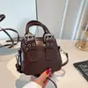 2026 Bolsos de Mano para Mujer, Bolsos de Hombro, Bolsos Cruzados, Bolsos Cuadrados Pequeños, Color Sólido Popular de Este Año, Nuevo Estilo Coreano de Verano, Moda con Remaches, Personalidad