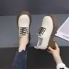 Sapatos Femininos Versáteis de Couro Macio Estilo Britânico 2025 Novos Sapatos de Couro Pequenos de Amarrar Mocassins Retrô de Sola Grossa Sapatos de Salto Alto