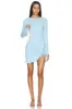 Vestido feminino francês estilo europeu e americano de manga longa com gola redonda, detalhe torcido lateral, acabamento de babado, fenda, caimento justo, minivestido bodycon
