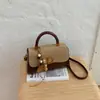 Bolsa pequena quadrada fosca, fashion e chique, uma bolsa transversal versátil e moderna, uma bolsa feminina simples e elegante