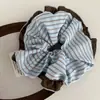 Scrunchie Colorido Listrado Azul e Café Estilo Coreano com Renda de Contraste Acessório Doce para Rabo de Cavalo