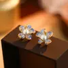Aretes Florales de Perlas de Agua Dulce Naturales para Mujer, Diseño de Lujo Ligero con Circonita Microincrustada, Aretes de Alta Gama, Accesorios de Oreja Modernos y Versátiles