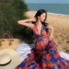 Vestido de playa de vacaciones de nicho con estampado de cuello en V y cintura alta, vestido de Song Zhiya de "Single Is Hell"