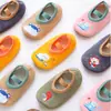 Calcetines de piso para bebé al por mayor calcetines para zapatos de niño y niña calcetines con forro polar otoño e invierno zapatos para interior de educación temprana frescos antideslizantes