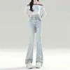 Jeans de retazos de encaje estilo retro americano azul claro para mujer, nueva colección de principios de otoño 2026, con un lazo y pierna ligeramente acampanada en forma de herradura.