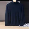 Nueva camiseta base de punto de cachemira para otoño e invierno, moderna, suave, cómoda, color liso, cuello alto, simple, color liso, para hombre