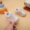 Tênis Fechado Infantil 2026 Novo Modelo Primavera e Outono Malha Respirável Macio Solado Bebê Calçados para Crianças Pequenas Versátil e Moderno