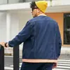 Jaqueta jeans lavada estilo americano com gola redonda para homens, jaqueta baseball color blocking, moda primavera e outono, peça externa casual masculina solta e moderna