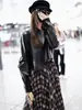 En Stock Modelo Nuevo 2026 Falda de Cuadros Irregulares Retro en el Mismo Estilo que Mao Xiaotong, Chaqueta de Cuero Negra para Mujer
