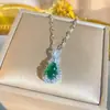 Los accesorios de colgante de circonita, disponibles en una variedad de estilos, ofrecen un toque de lujo discreto. Vendemos al por mayor collares, pendientes y otros accesorios, y también ofrecemos opciones de personalización y DIY.