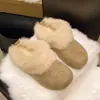 Nuevas zapatillas de algodón gruesas con forro polar 2026, zapatillas peludas versátiles estilo Birkenstock que aumentan la altura, zapatillas cerradas para mujer para exteriores para otoño e invierno