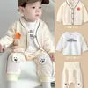 Macacão de Bebê Outono Novo Estilo Moda para Menino Fato Dividido Elegante de Três Peças Roupas de Menino Roupas Casuais para Passeio Primavera e Outono Tendência