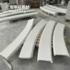 Linhas de modelagem de fachada externa de edifício de escritórios em GRC segmentado de cintura alta e baixa, contornos de portas e janelas curvos, componentes de cimento pré-fabricados