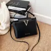 Nuevo Bolso Decorativo Simple en Forma de V 2025, Bolso Cruzado de Hombro Único de Moda y Tendencia Tipo Cubo para Mujer