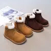 Botas de nieve para niños 2025 invierno zapatos de pelo niñas más terciopelo Birkenstock botas de cuero niño mediano cálido cómodas dos botas cortas de algodón