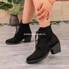 Botas de mezclilla de punta para otoño e invierno transfronterizas europeas y americanas, botas cortas de montar de gamuza western bordadas para mujer con tacón grueso, venta al por mayor en tallas grandes