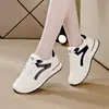 Sapatos Brancos Novos Cruzados 2025 Primavera e Outono Estilo Coreano Ins Casual Esportivo Solado Macio Aumento de Altura Calçados Esportivos para Corrida de Estudantes