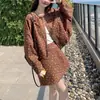 Atuendo Petite de Buen Verano de Maillard, Chaqueta Corta Floral, Conjunto de Dos Piezas de Falda Corta Adelgazante Dulce para Reducir la Edad, Nuevo Estilo de Otoño