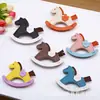 Bolsa Pingente Cavalo de Balanço Desenho Animado Chaveiro Criativo de PU Decoração de Cavalo Pequeno de Madeira Acessório de Bolsa Cavalo de Pelúcia em Couro