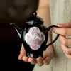 Tetera de Cerámica Negra Estilo Dinastías Tang y Song con Flores de Lirio Pintadas a Mano, Presentando un Diseño de Ventana, Adecuada para Té Kung Fu, Uso Doméstico, con un Filtro en Forma de Bola