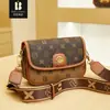 Bolsa Feminina Bani Meizi Fashionável Versátil Bolsa Sela Bolsa de Ombro Transversal de Alta Qualidade Bolsa Quadrada Pequena de Mão com Estampa de Letras