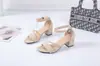 Sandálias de Salto Alto Femininas Cross-Border 2024 Novo Estilo Europeu e Americano para Comércio Exterior Tamanho Grande Cor Sólida Bico Redondo Moda com Uma Tira