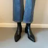 Versão em couro 2026 novas botas curtas elegantes francesas de bico fino para mulheres, botas Chelsea, botas elásticas de caimento justo para mulheres, salto grosso de outono e inverno