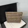 Nova Bolsa de Maquiagem Feminina com Grande Capacidade, Design de Nicho Xadrez, Elegante Bolsa de Mão Jacquard, Bolsa de Armazenamento Portátil Retrô
