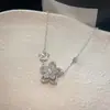 Colar Floral de Luxo com Ouro V, Cravejado Completamente com Diamantes, Múltiplos Pingentes, Banhado a Ouro Rosé 18K, Corrente para Clavícula para Mulheres