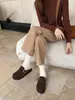 Pantuflas cerradas de estilo francés para aumentar la altura interior, nuevo modelo 2026, punta redonda, hebilla, pantuflas de ante y pelo