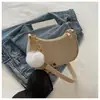 Bolsa Feminina Lisa com Pom-Pom 2025 Inverno Novo Estilo Fresca de Feltro para Ombro com Relevo, Elegante Tendência de Ombro Único Pequena Quadrada