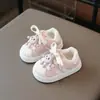 Zapatos Blancos Pequeños con Cabeza de Concha para Niñas Estilo Nuevo de Otoño Zapatos para Niños con Decoración de Dibujos Animados Forrados de Felpa Cálida Zapatos Versátiles de Algodón
