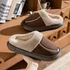 Nuevas pantuflas de algodón para hombre para uso en casa, adecuadas para otoño e invierno, con suelas gruesas y forro de felpa, diseñadas tanto para interiores como para exteriores, y proporcionando calor extra