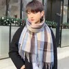 Bufanda tipo cachemir para mujer otoño e invierno nueva pareja casual japonesa versátil bufanda gruesa cálida pata de gallo borla