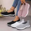 Zapatos casuales transfronterizos de talla grande para mujer, diseño de malla transpirable, estilo slip-on, ligeros, cómodos para madres, suela suave, planos versátiles