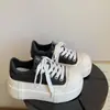 Sapatos Brancos de Solado Grosso para Aumentar a Altura de Pessoas Baixas Sapatos Femininos 2026 Novo Verão Combinando com Saias Cabeça de Pão Sapatos de Plataforma de Cano Baixo