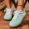 Zapatillas de entrenamiento alemanas son zapatillas retro de suela plana en tallas grandes, con puntera redonda de color contrastante, estilo nuevo con rayas, zapatos casuales de color bloqueado para mujer 2026