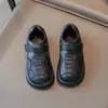 Zapatos de piel para niños estilo coreano, colección 2026, unisex, con cierres de velcro, suelas suaves, estilo casual, versátiles para el uso diario y actuaciones