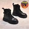 Botas Martin Femininas 2026 Outono/Inverno Novo Estilo Botas Curtas Infantis Botas Simples Botas de Couro Femininas Botas Quentes de Veludo Moda