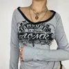 Camiseta Vintage de Estilo Americano con Bloques de Color, Cuello en V, Manga Larga para Mujer, Estampado de Letras Desgastado, Con Cordones, Hombros Descubiertos, Corte Ajustado, Chica Caliente Bailando