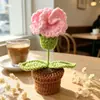 Plantas pequenas populares de fronteira, flores artificiais de crochê, flores em vaso, rosas, cravos, ornamentos decorativos criativos, presentes