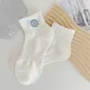 Novos produtos meias senhoras bordado de rosto sorridente japonês meias brancas pequenas elástico alto cano curto meias femininas cor sólida meias sapatilha atacado