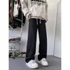 Pantalones de estilo retro americano para hombre, adecuados para primavera y otoño, con un diseño de moda de alta costura, un aspecto lavado y desgastado, y un acabado de mezclilla teñido en barro amarillo.