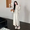 Traje estiloso e elegante de outono/inverno para grávidas: um cardigã versátil e que afina o corpo combinado com um vestido sem mangas de corte solto - um conjunto de duas peças moderno para mães modernas