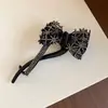 Pinza para el pelo con lazo de pedrería y tejido acrílico, moderna y versátil, diseño único de pinza giratoria, aretes de nicho al por mayor